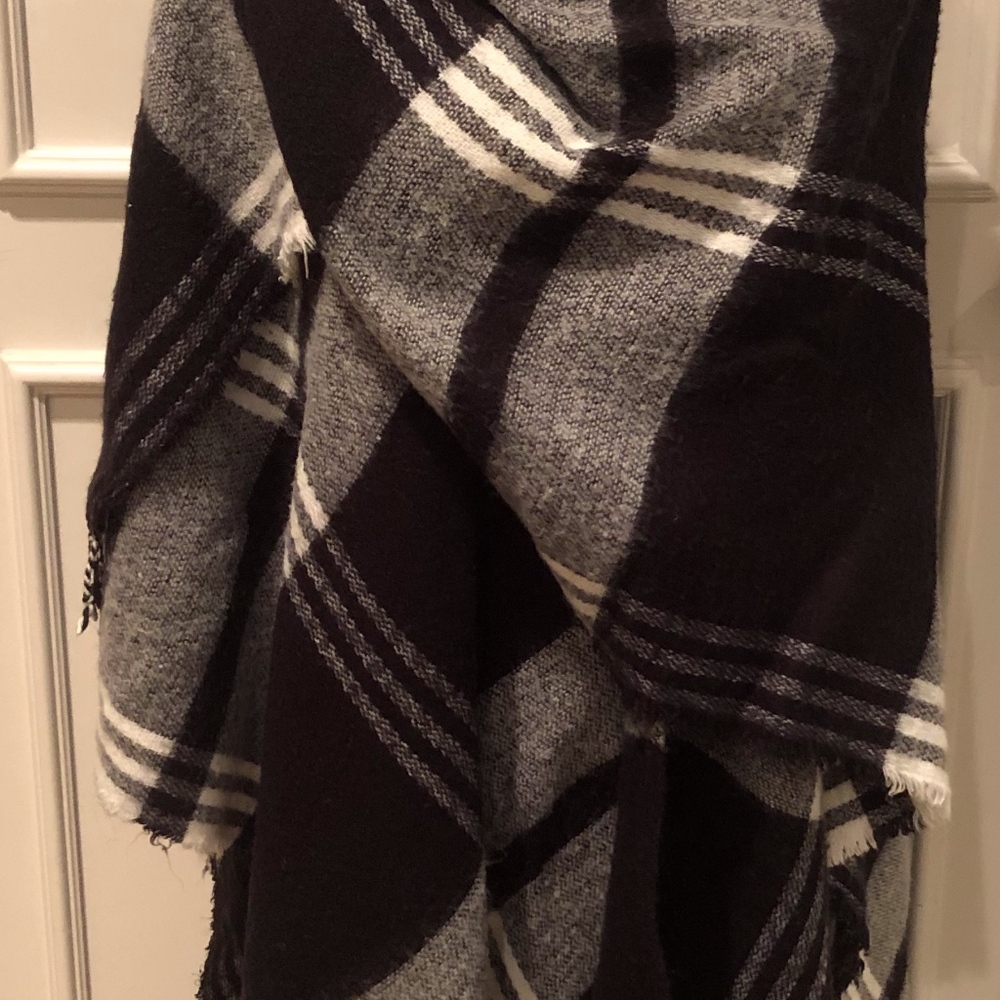 Black and white Ponch With Matching Hat